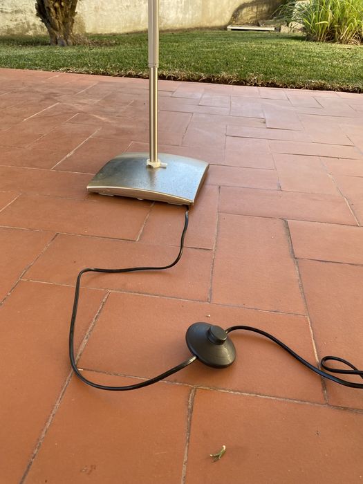 Candeeiro de pé design simples