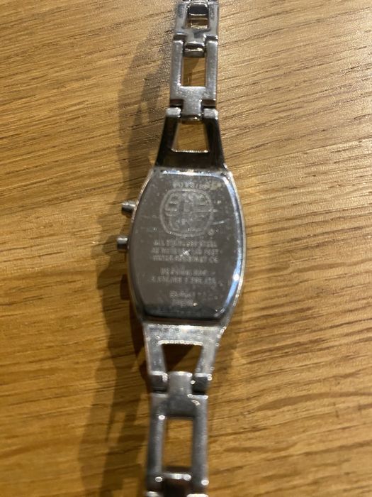 Zegarek damski Fossil – srebrny, czarna tarcza z bordową ramką