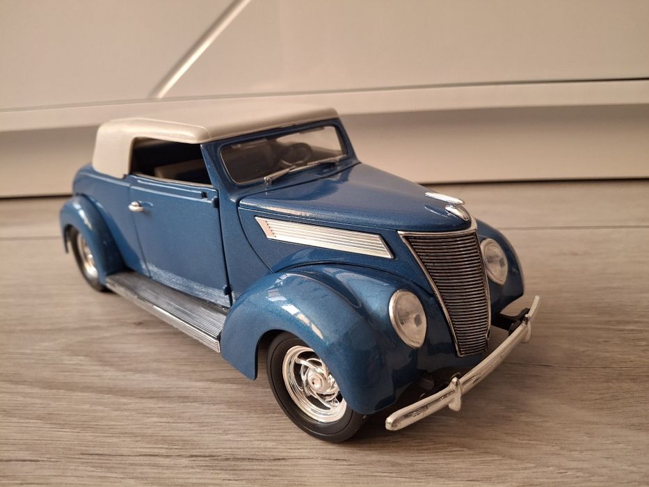 Samochód Kolekcjonerski Ford Convertible 1937 Road Legends 1:18