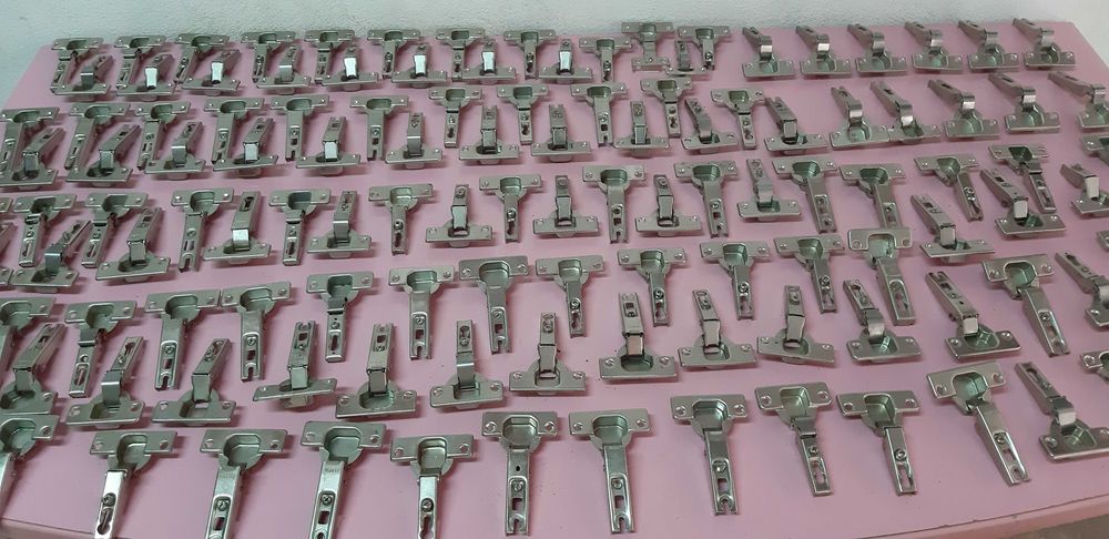 Dobradiças para armários e móveis