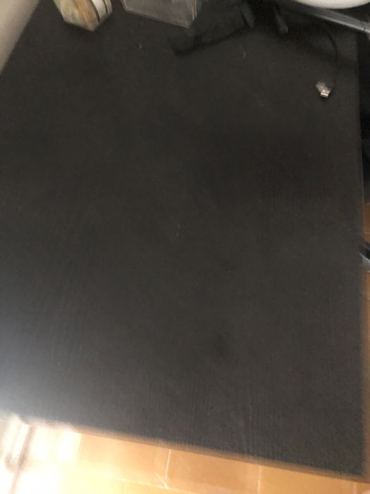 Mesa com pernas quadradas prata