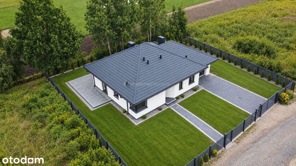 Dom parterowy wolnostojący - z kominkiem
