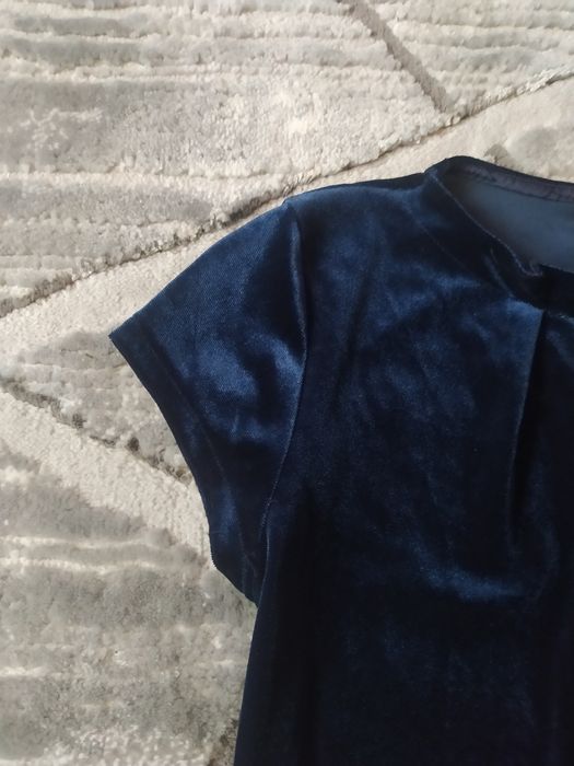 Sukienka świąteczna z aksamitu Zara z krótkim rękawem i kieszeniami