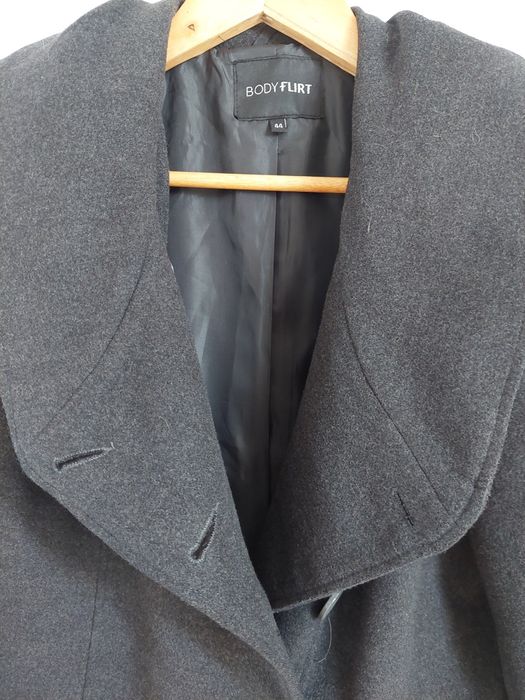 Ciemnoszary płaszcz damski na guziki BodyFlirt