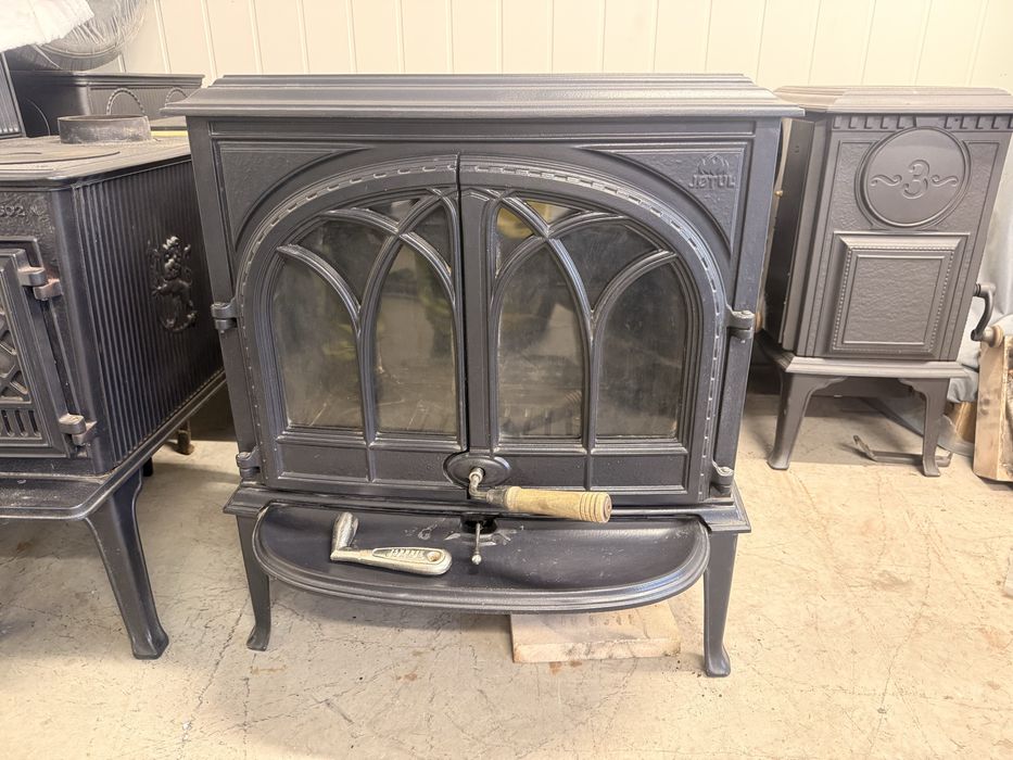 Bardzo duzy kominek Jotul F 400 czarny