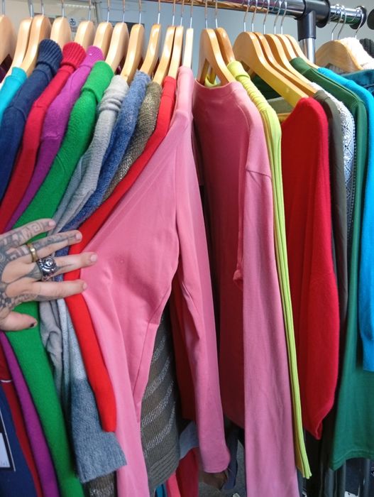 Lote de 23 peças de roupa de inverno feminina