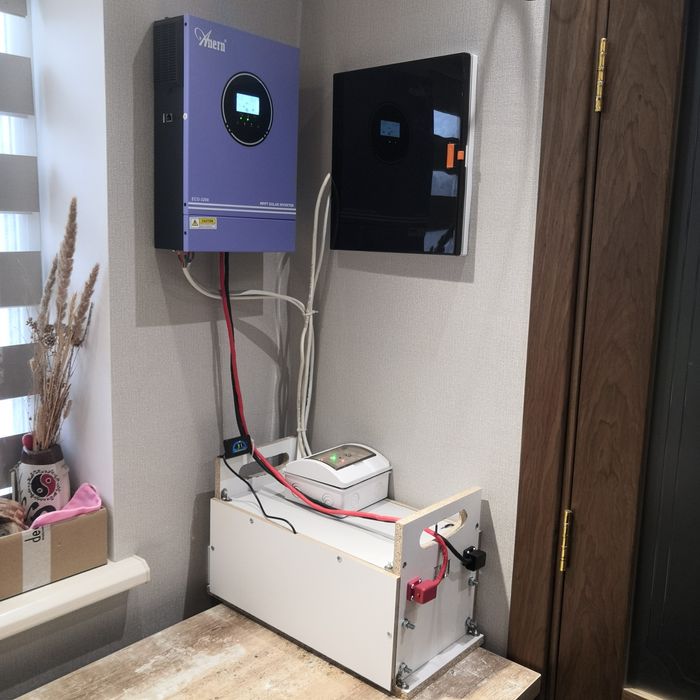 Гібридний інвертор, ДБЖ, зарядна станція комплект резервного живленя .