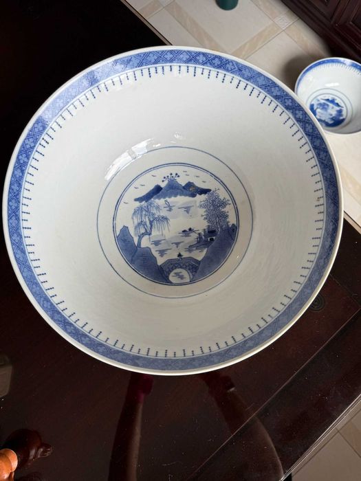 Grande taça chinesa em porcelana azul e branca, pagode de Cantão