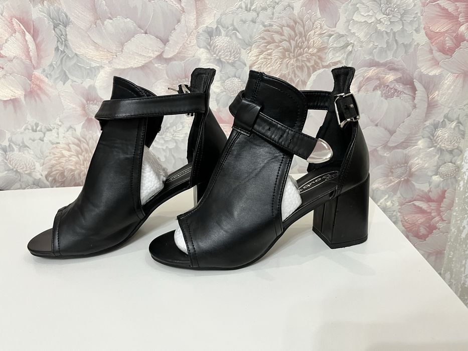 Босоніжки шкіряні