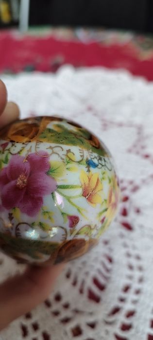 Jajo porcelanowe sygnowane