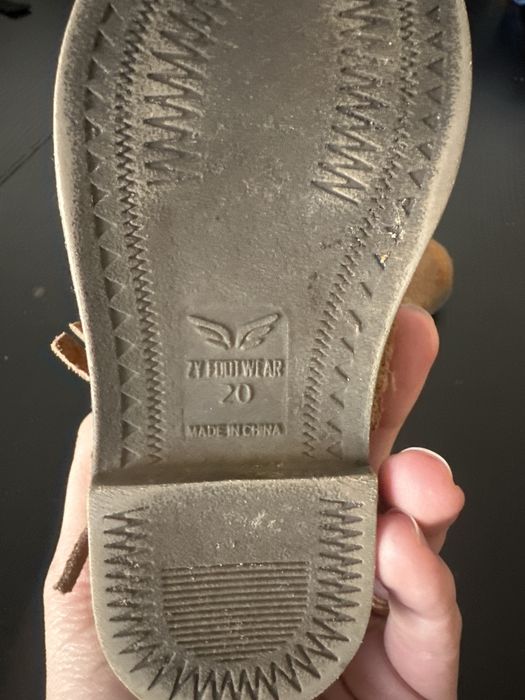 Botinhas camurça zippy