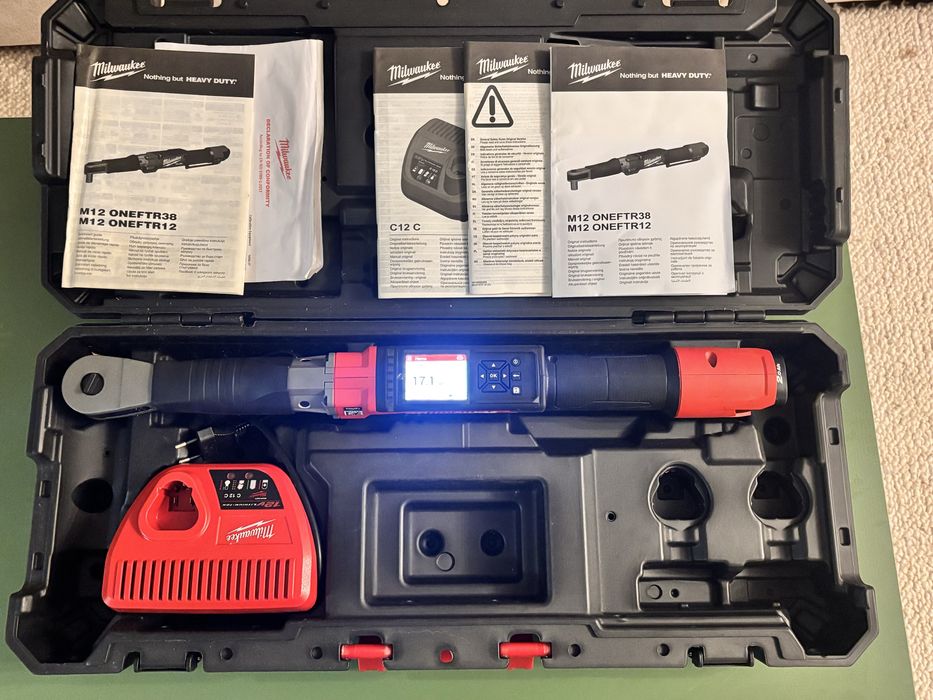 Ключ динамометричний електронний MILWAUKEE 1/2