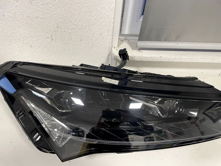 Skoda Enyaq lampa reflektor przód full led cała idealna prawa 5LB