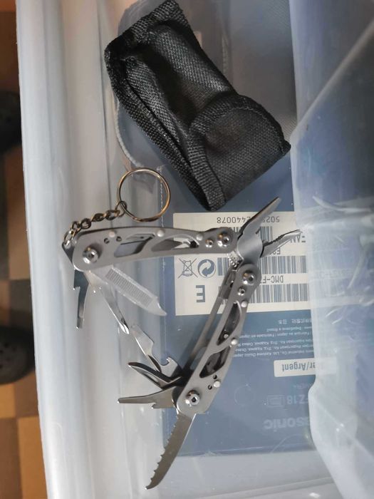 Scyzoryk narzędzia niezbędnik turystyczny klucze nożyk wielofunkcyjny