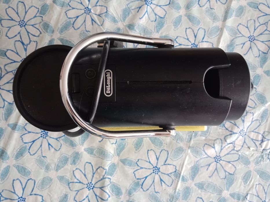 Máquina de café nespresso verde e uma preta com