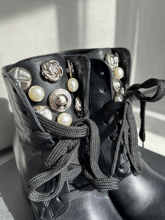 Ботильйони чорні з металевими вставками на шнурівці на каблуку