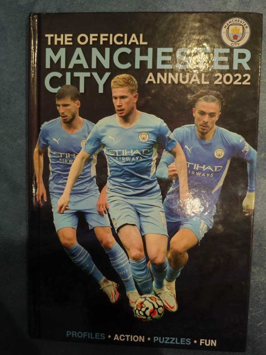 Книга англіскою про футбол The Official Manchester City Annual 2022