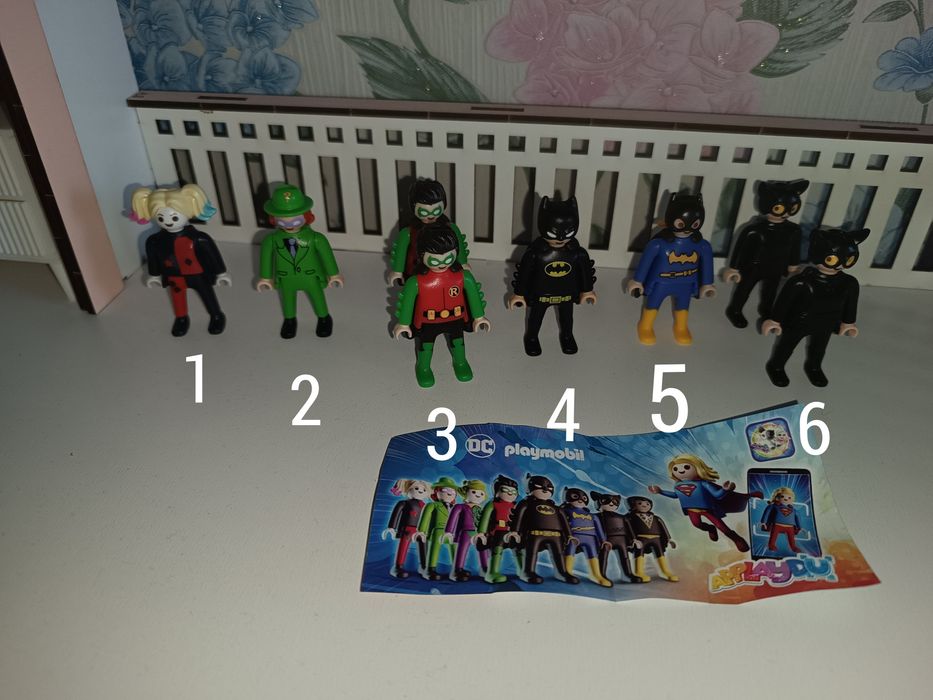 Нові іграшки з кіндера з супергероями Playmobil