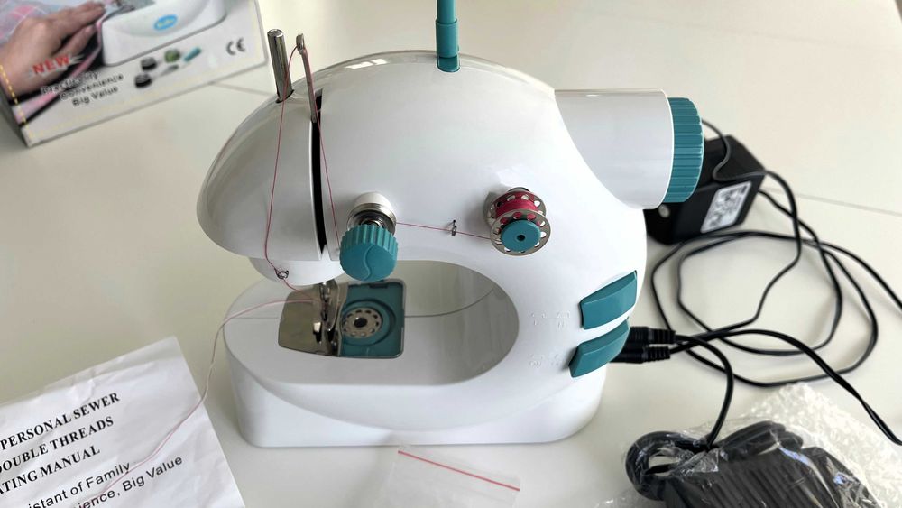 Mini máquina de costura electrica, com pedal. NOVA!