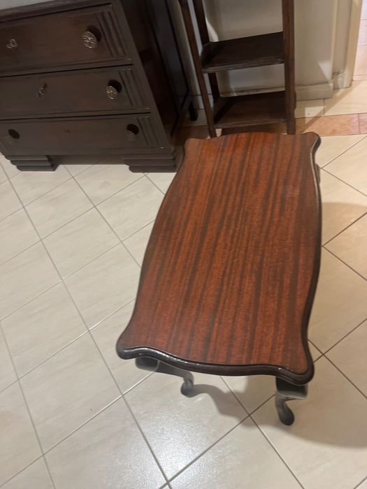 Mesa de apoio, caracterizada por pés cabriolet