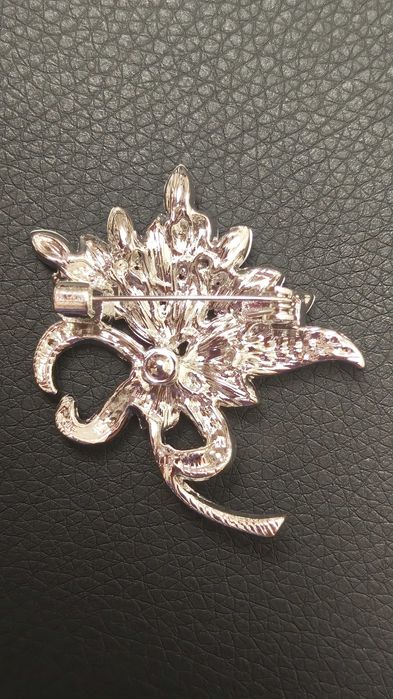 Broszka Bukiet Kwiatów z Niebieskimi i Przezroczystymi Kryształami