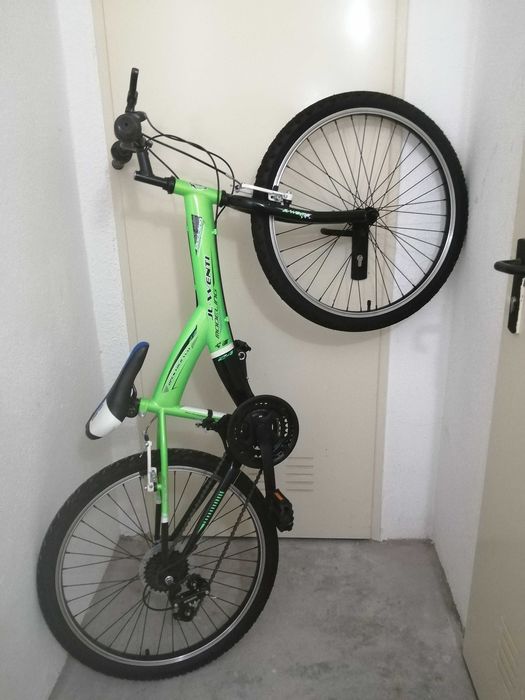 Bicicleta verde em bom estado