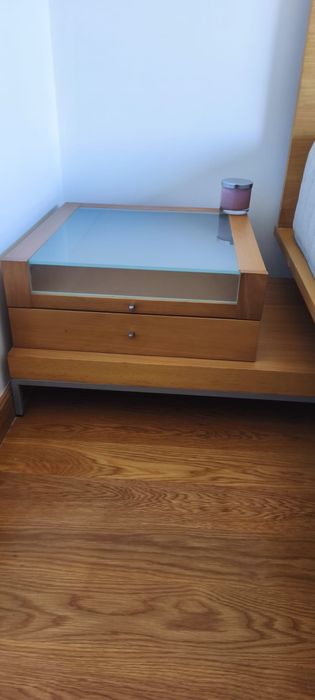 Quarto casal  composto por cama, colchao, mesinhas de cabeceira e camiseiro