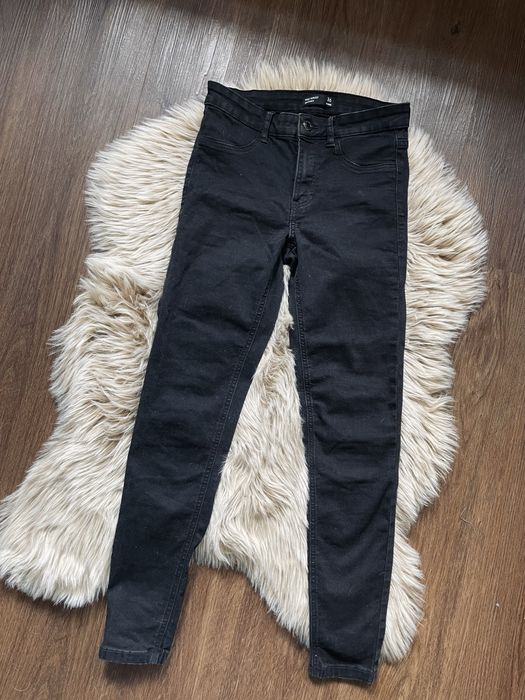 Sinsay jeansy mid waist czarne 36 s rurki spodnie skinny regular