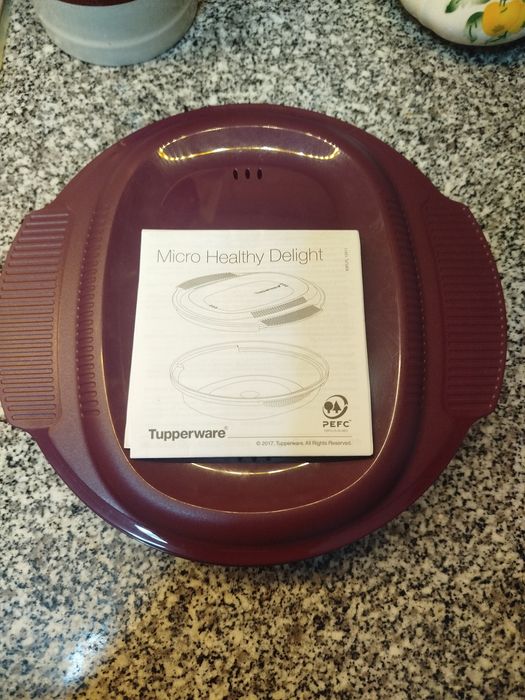 Conjunto de 3 caixas da marca Tupperweare . Dois são para cozinhar no microondas, o outro, para conservar fiambre e queijo no frigorífico.