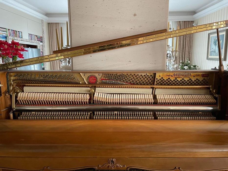 Pianino Schimmel z lampkami