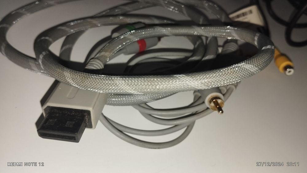 Varios cabos incluido cabo portatil hp, cabo VGA e cabo para wii