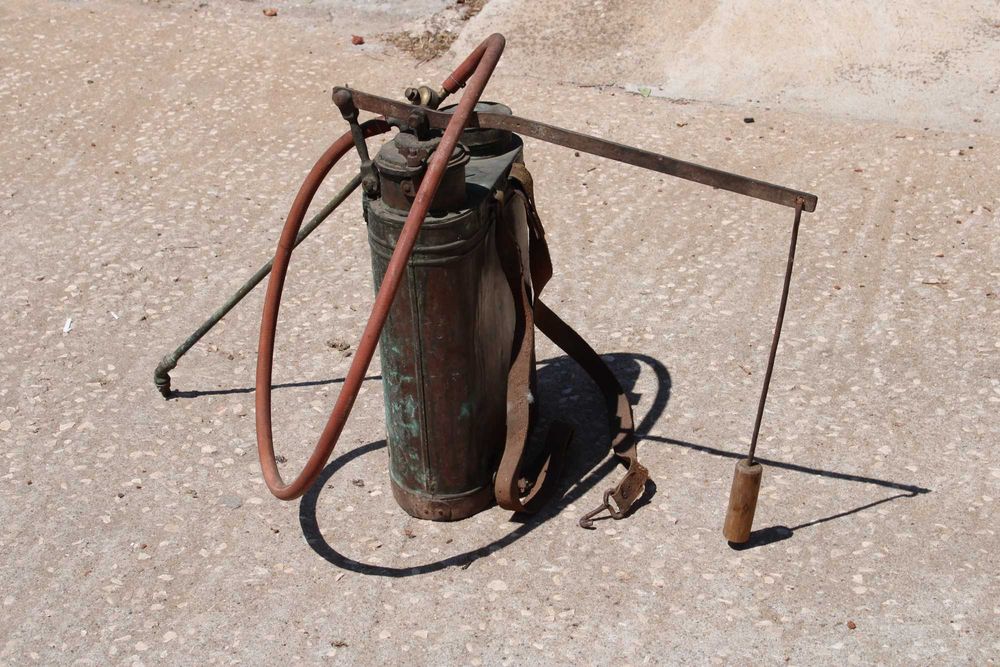 Pulverizador antigo em cobre — mochila agrícola