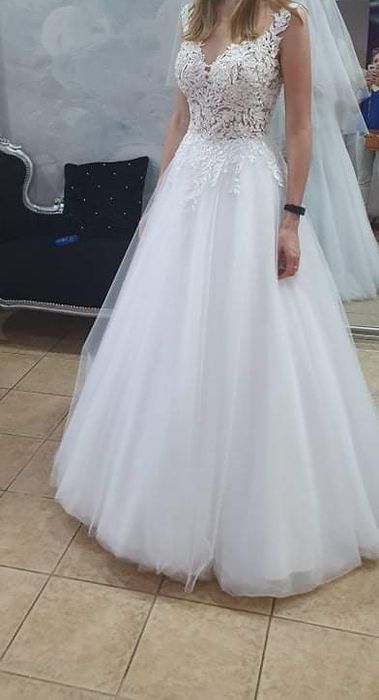 Suknia ślubna z kołem i welonem