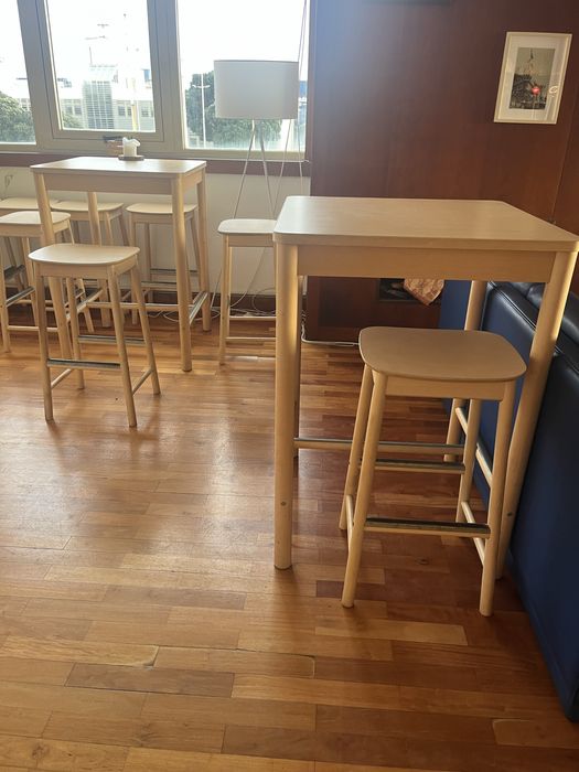 Mesas altas com 4 bancos