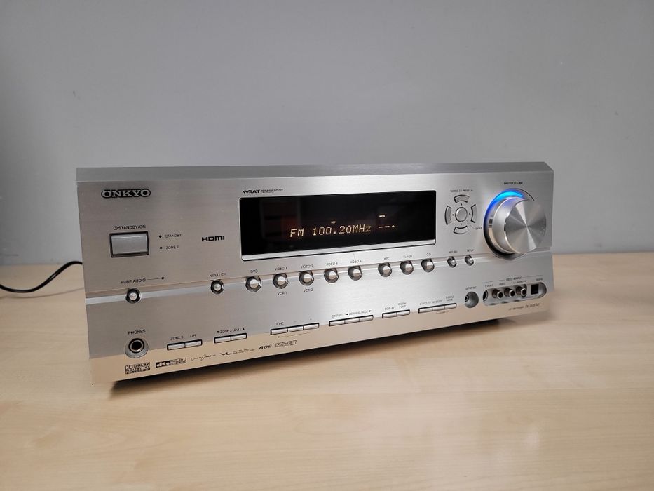 Onkyo TX-SR674E srebrny — uniwersalny amplituner AV do kina i muzyki