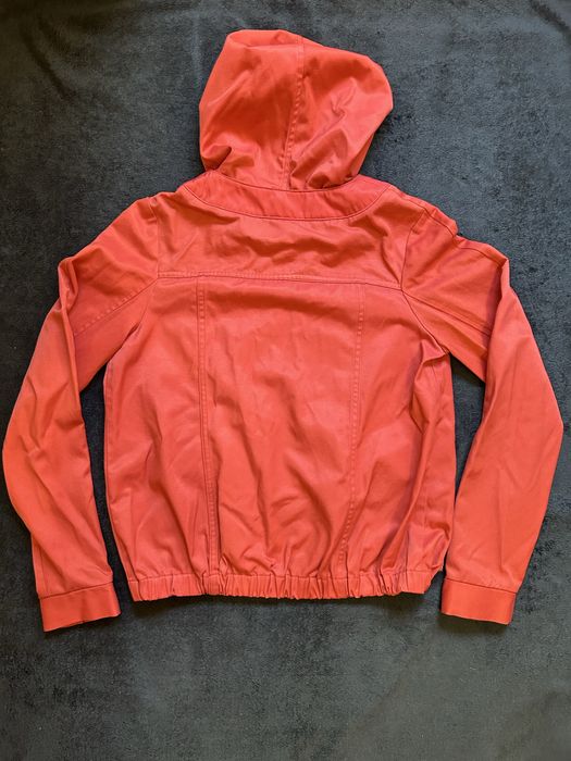 Jaqueta corta-vento com capuz removível
