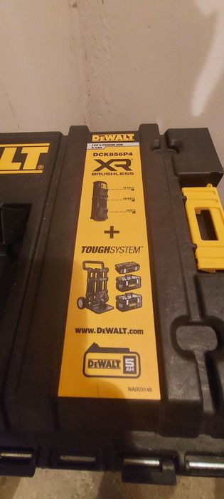 Dewalt - skrzynki na narzędzia x 3 + kółka + mocowania
