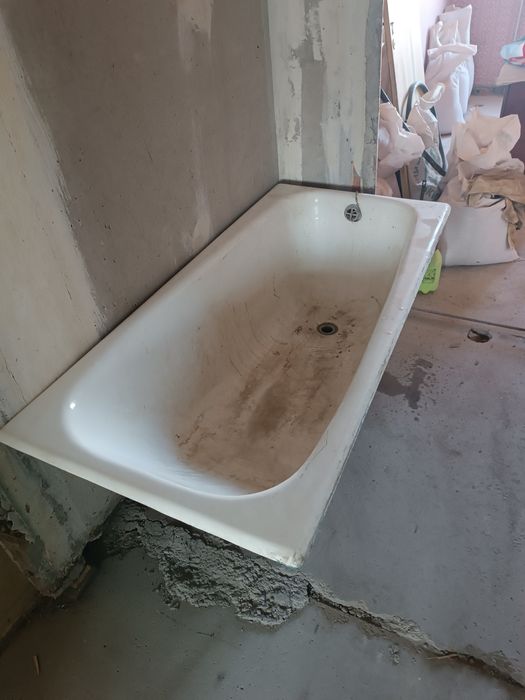 Ванна чавунна на ніжках.