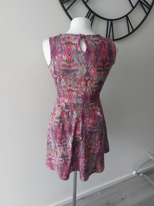 Sukienka różowa wzorzysta rozkloszowana odcinana w pasie na ramiączkac