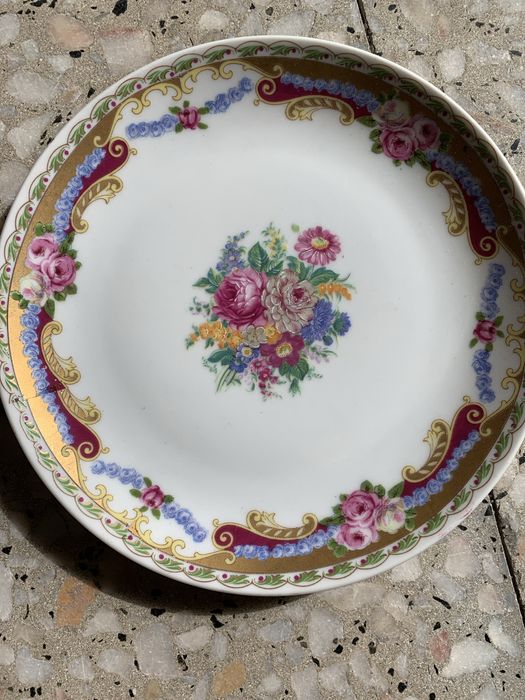 Tres pratos, jarra, copo para a escova de dentes e um buzio Limoges