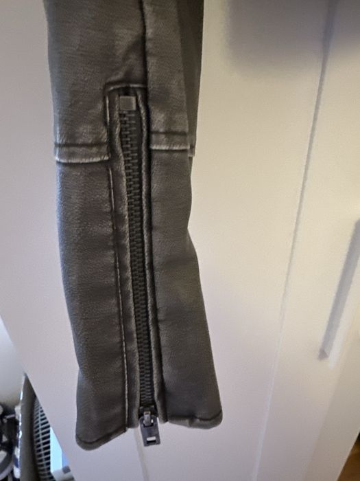 Blusao eatilo motard cinza desgastado