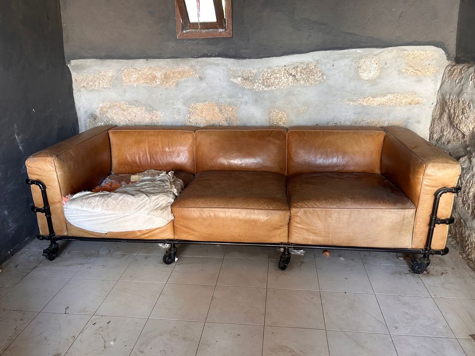 Sofá em pele FABRIC Maisons du monde para renovação