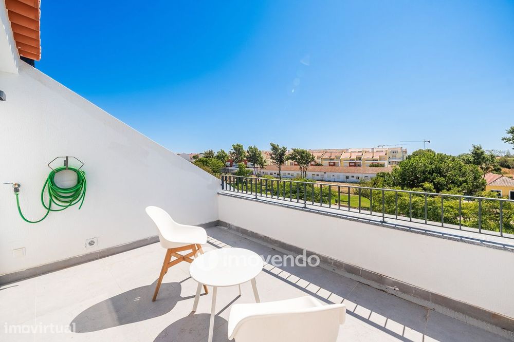 Moradia T3+1 moderna, com garagem e áreas amplas, em Alcochete