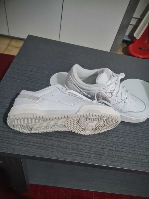 Adidas brancas e bejes