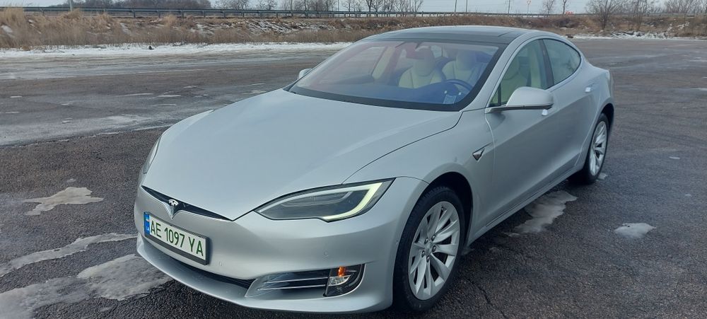 Тесла модель S 2017 г.