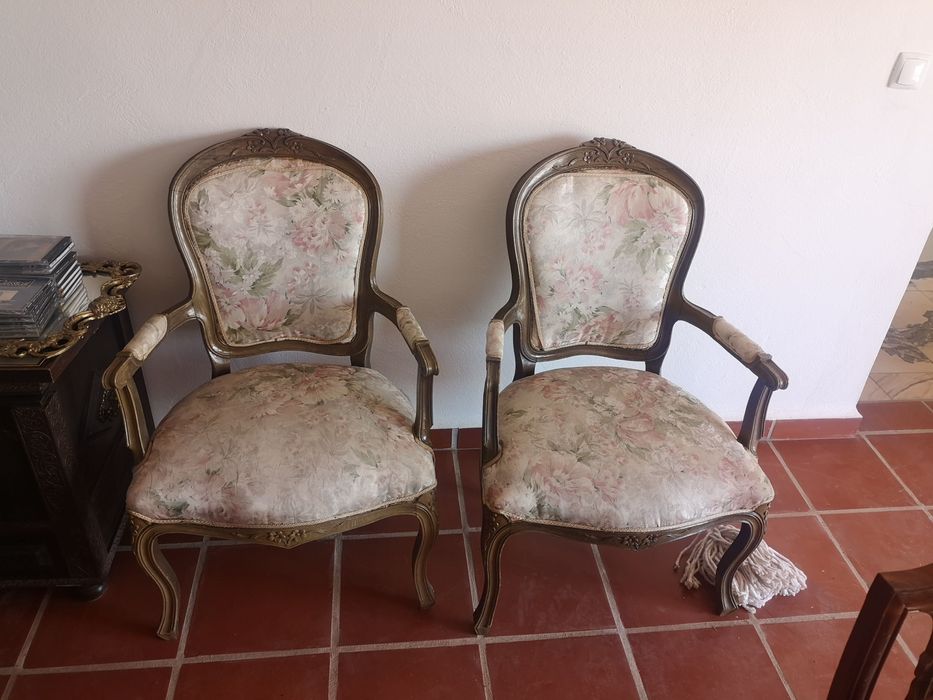 Par de cadeirões clássicos em madeira – estilo Luís XV