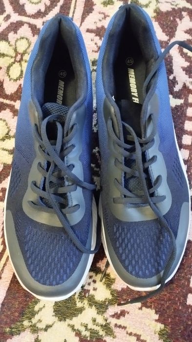 Продам чоловічі кросівки