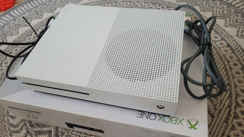 XBox One S 3 gry, pad