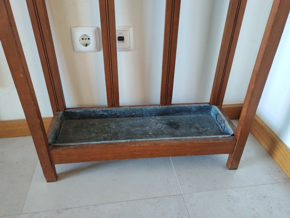 Bengaleiro antigo em madeira com espelho e azulejo