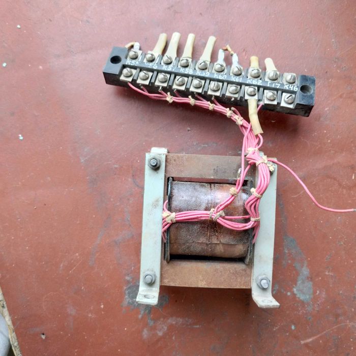 Трансформаторы маленькие, выключатель